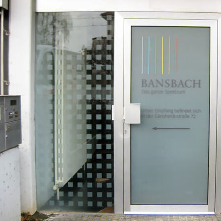 Sichtschutzfolie: Glasdekor — Eingangsbereich. Produziert von der wezet Beschriftungsfabrik aus Markgroeningen-Unterriexingen.